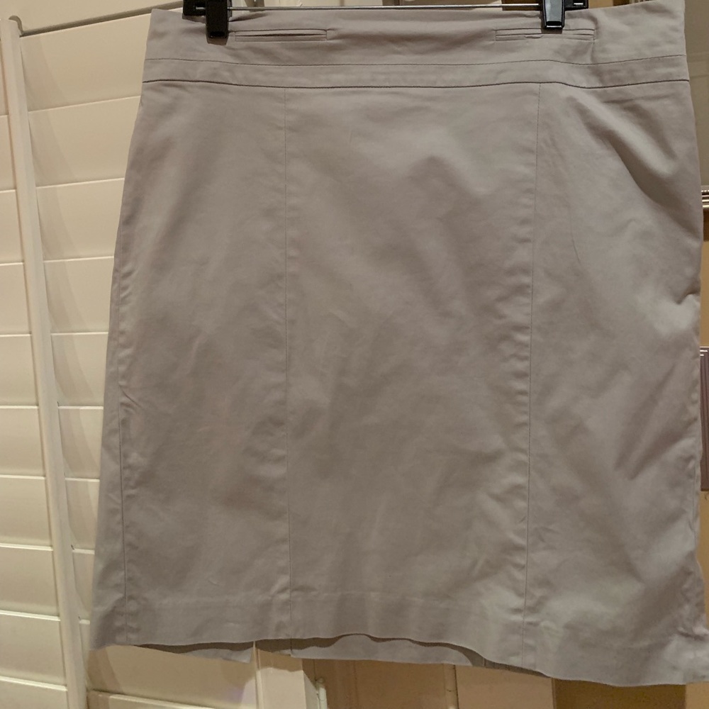 Sz 14 Light Gray Loft Skirt w/side zipper.
